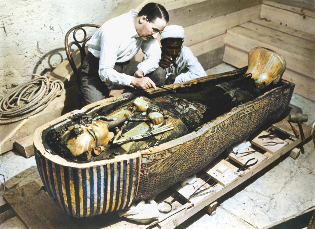 Howard Carter, Tutankhamon'un mezarında çalışıyor
