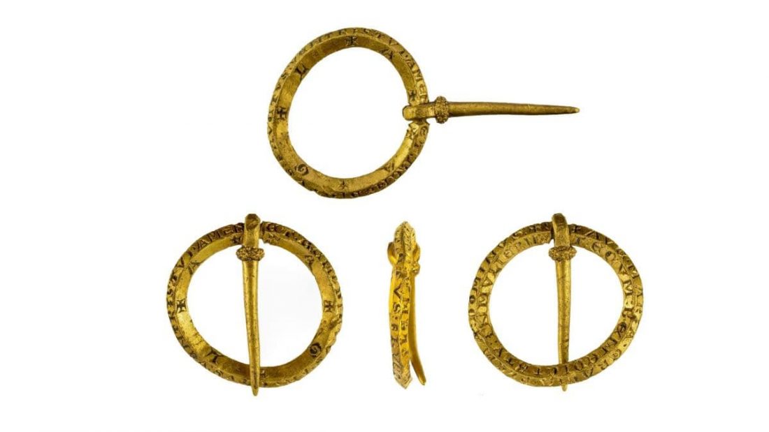İngiltere'de Latince ve İbranice yazıtlara sahip benzersiz bir altın broş tılsım