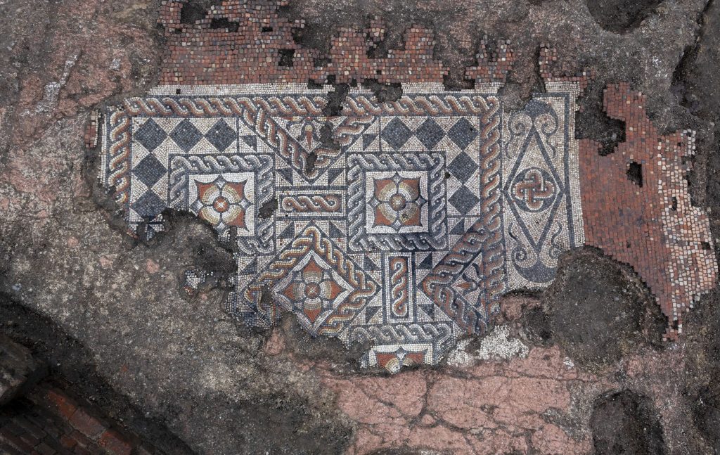 Southwark'taki London Bridge yakınlarında keşfedilen olağanüstü Roma mozaiği