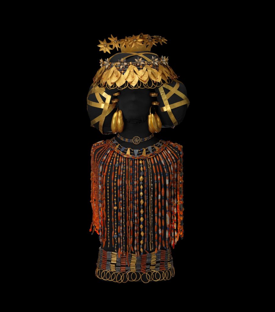 Kraliçe Puabi, tonozlu bir taş mezar odasına gömüldü, vücudu ayrıntılı bir altın başlık, boncuklu bir üst ve altın ve değerli taşlardan yapılmış bir kemer ile süslendi. Penn Müzesi'nin İzni ile RESİM NO. 251051