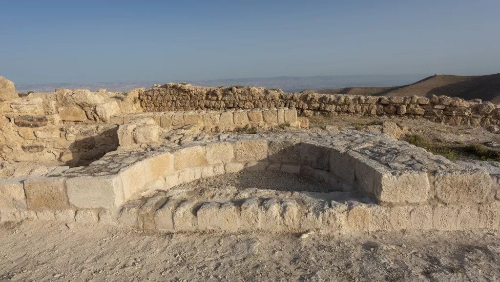 Arkeologlar, bu nişin Herod Antipas’ın tahtının kalıntılarını temsil ettiğine inanıyor. Buradan Vaftizci Yahya’nın infazına karar verilmiş olabilir. (Fotograf: © Győző Vörös)