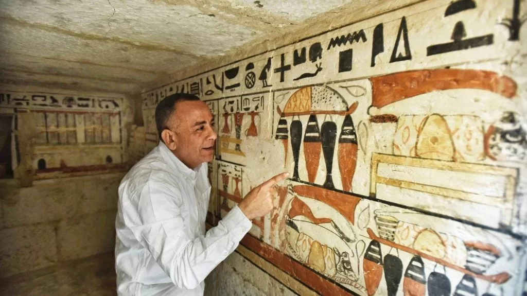 Eski Eserler Yüksek Konseyi Genel Sekreteri Mostafa Waziri, Mısır, Kahire'nin güneyindeki Saqqara'da, ünlü Basamak Piramidi yakınında yeni keşfedilen bir mezarın içindeki hiyeroglifleri inceliyor. Fotoğraf: SAYED HASSAN/AP