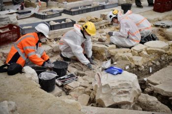 Arkeologlar, Notre Dame Katedrali zemininde 14. yüzyıl kurşun lahit çıkardılar. Fotoğraf JULIEN DE ROSA/AFP