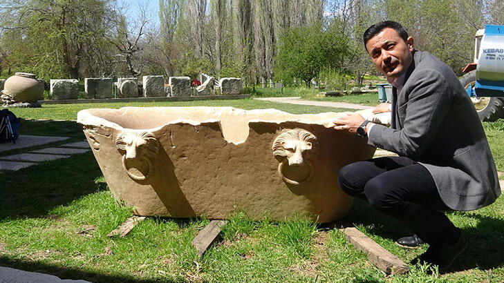  Aydın İl Kültür ve Turizm Müdürü Umut Tuncer, ele geçirilen mermer küvet dünyada nadir görülmektedir" Burhan CEYHAN/DHA