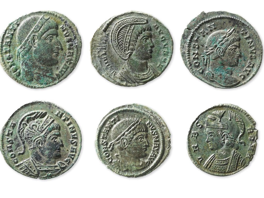 Büyük Konstantin (MS 306-337) döneminde yapılan sikkelerde ön cephede imparator ve akrabalarının portreleri görülmektedir. Fotoğraf: Rahel C. Ackermann, Inventar der Fundmunzen Schweiz (IFS)