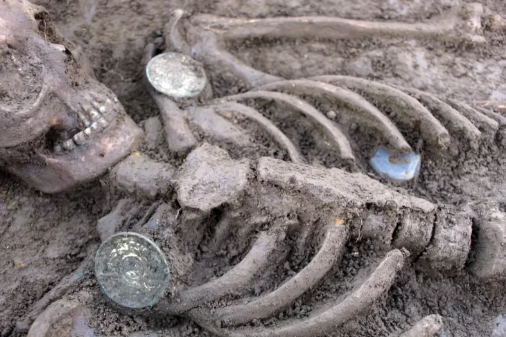 Gloucestershire'daki bir kazı sırasında yedi mezarda yedi çift Anglo-Sakson broş bulundu