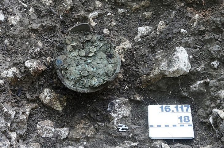 İsviçre'de Amatör Arkeolog Tarafından Bulunan 1.290 Antik Roma Sikke