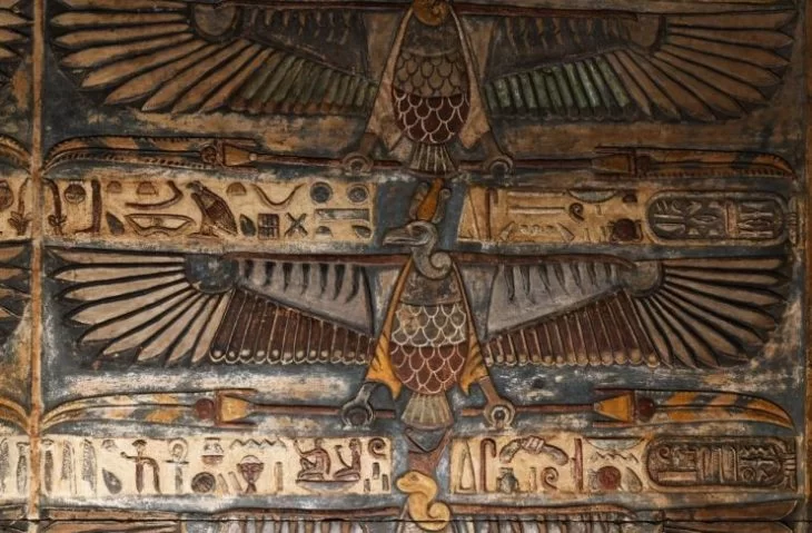Antik Mısır tapınağının tavanında canlı renkli 46 kartal ortaya çıktı Fotoğraf: Turizm ve Eski Eserler Bakanlığı