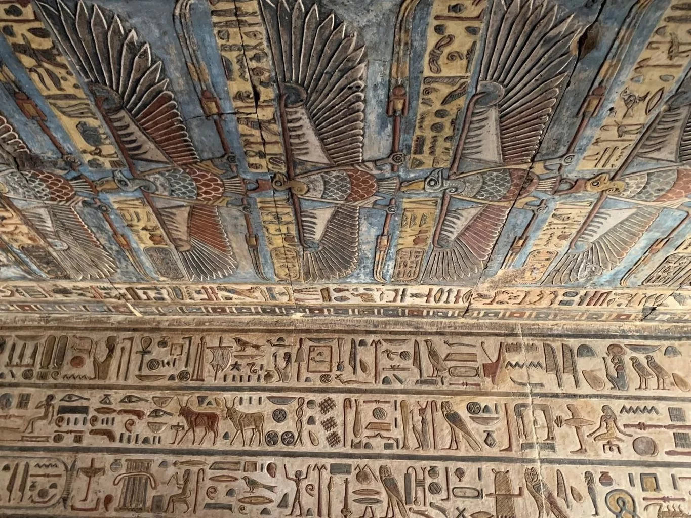 Esna Tapınağı restorasyon çalışmalarında canlı renkli kartal motifleri bulundu