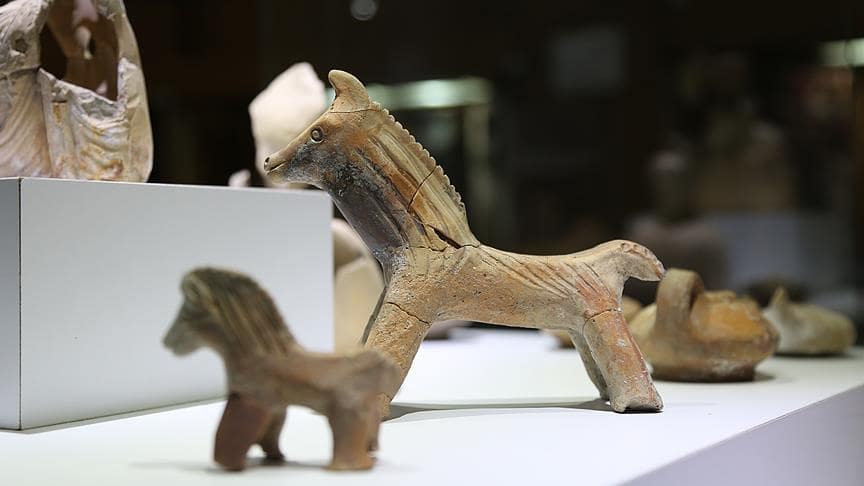 Philadelphia Antik Kenti atık alanında bulunan at figürleri Karaman Müzesi'nde sergileniyor. At figürlerinin oyuncak olarak kullanıldığı düşünülüyor. Buluntular 2015 kazılarında ortaya çıkarıldı.