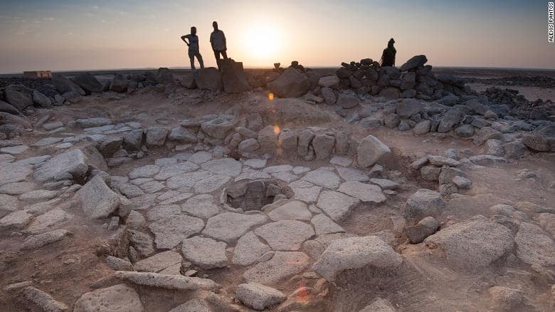  Shubayqa 1 bölgesinin taş yapılarından biri. Ekmeğin bulunduğu şömine ortadadır. Tam boyutta indirmek için resmin üzerine tıklayın. Fotoğraf: Alexis Pantos