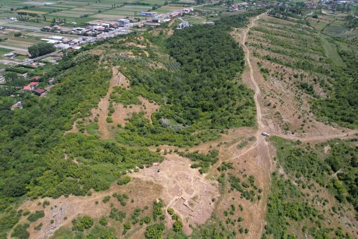 Tepenin yerleşime yakın olması, erezyon ve taş ocaklarının yıkımı sit alanını tehlikeye sokuyor. Foto: M. Lemke