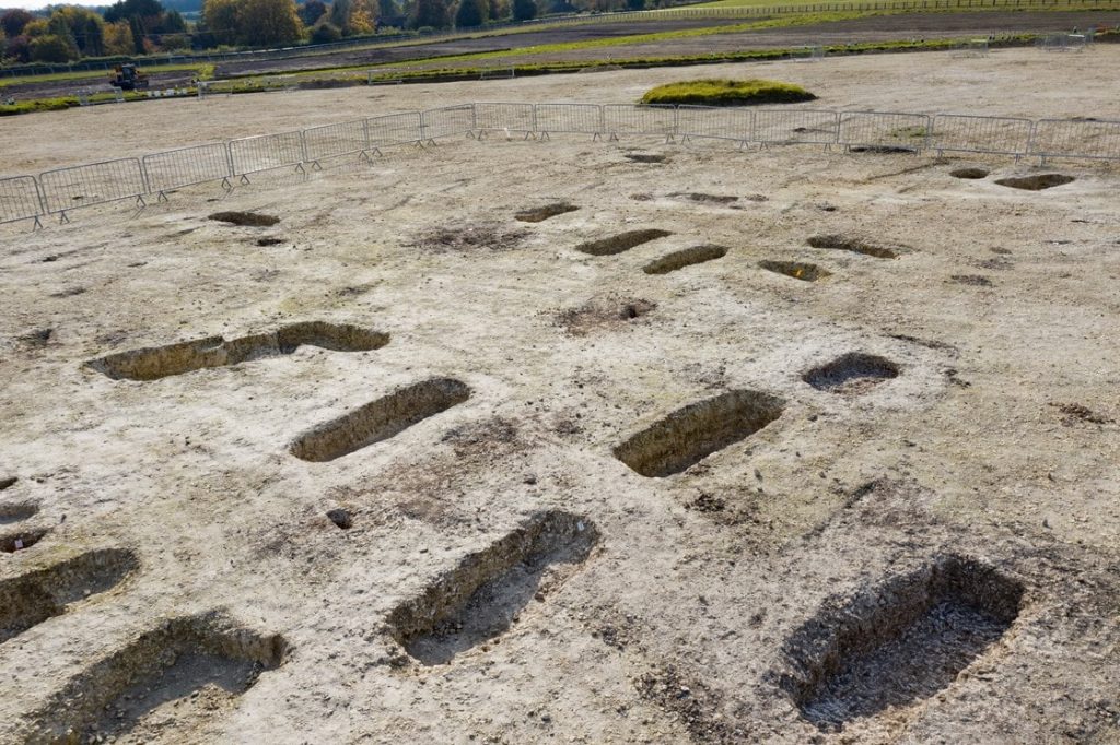 İngiltere'de çıkarılan en büyük Anglo-Sakson mezarlığı 5 ve 6. yüzyıllarda kalan karanlık noktaları aydınlatacak