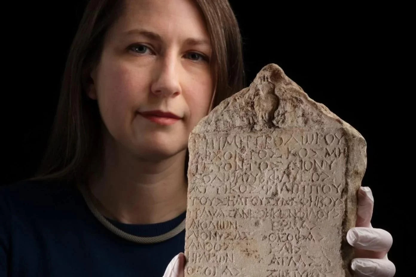 Taşa oyulmuş 2000 yıllık Antik Yunan okul yıllığı bulundu
