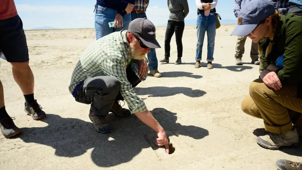 Uzak Batı Antropolojik Araştırma Grubu'ndan Daron Duke, ziyaretçilee Utah Test ve Eğitim Aralığı'ndaki bir arkeolojik alanda keşfedilen ayak izlerini gösteriyor, 18 Temmuz 2022. (ABD Hava Kuvvetleri fotoğrafı, R. Nial Bradshaw)