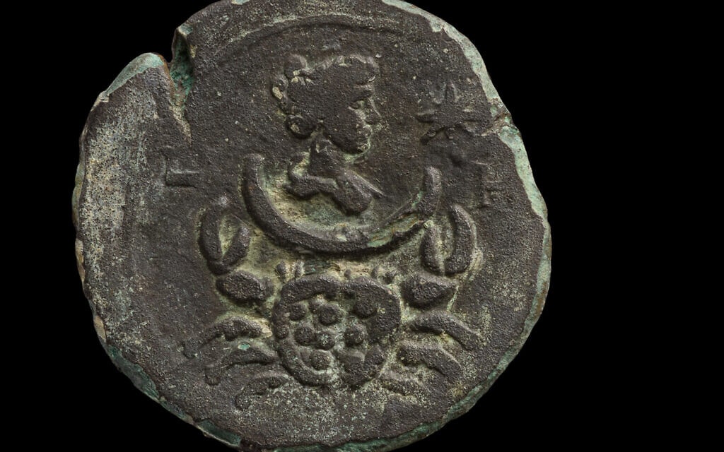 Ay tanrıçası Luna'nın görüntüsünü taşıyan 1.850 yıllık bronz sikke. Carmel Sahili'nde bulundu. (Dafna Gazit, İsrail Eski Eserler Kurumu)