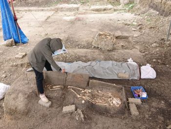 Tayvanlı arkeologlar Pasifik Bölgesi'nin en eski kayrak taşından yapılmış mezar ve kabuk işleme atölyesine ulaştılar
