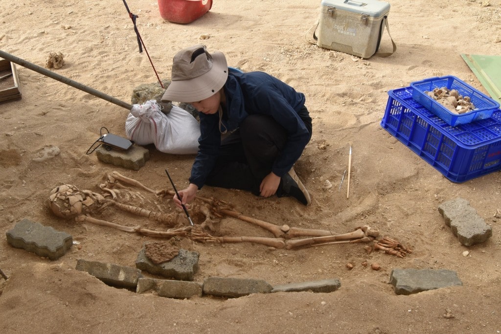 Tsing Hua Üniversitesi akeologları 4 bin yıllık kayrak lahit içinde iskeletlere ulaştı