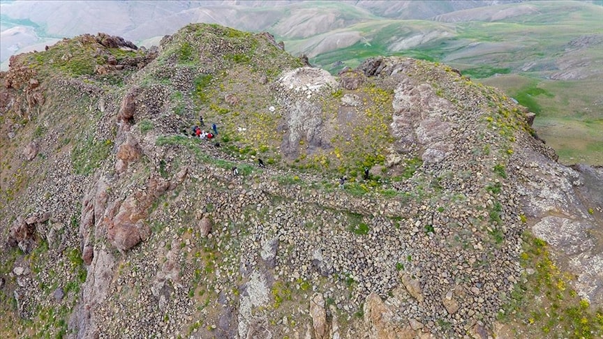 Van Karadağ'da ilk kez en yüksek rakımlı Urartu Kalesi bulundu. Fotoğraf Mesut Varol/AA