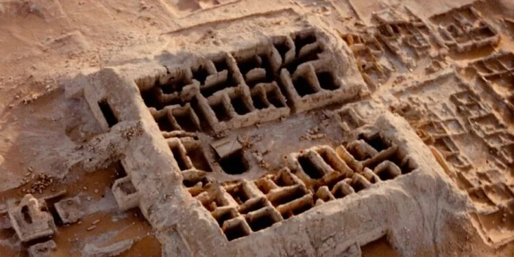 Suudi Arabistan'dan ve dünyanın dört bir yanından gelen arkeologlardan oluşan bir ekip, Al-Faw Arkeolojik Alanı'nda yeni arkeolojik alanlar keşfetti. Fotoğraf: Asharq Al-Awsat