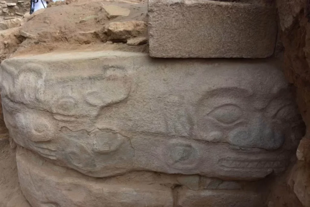 Arkeologlar, 2 metrelik bir taş heykelde üç yüzden ikisini ortaya çıkardılar.  Fotoğraf Handout