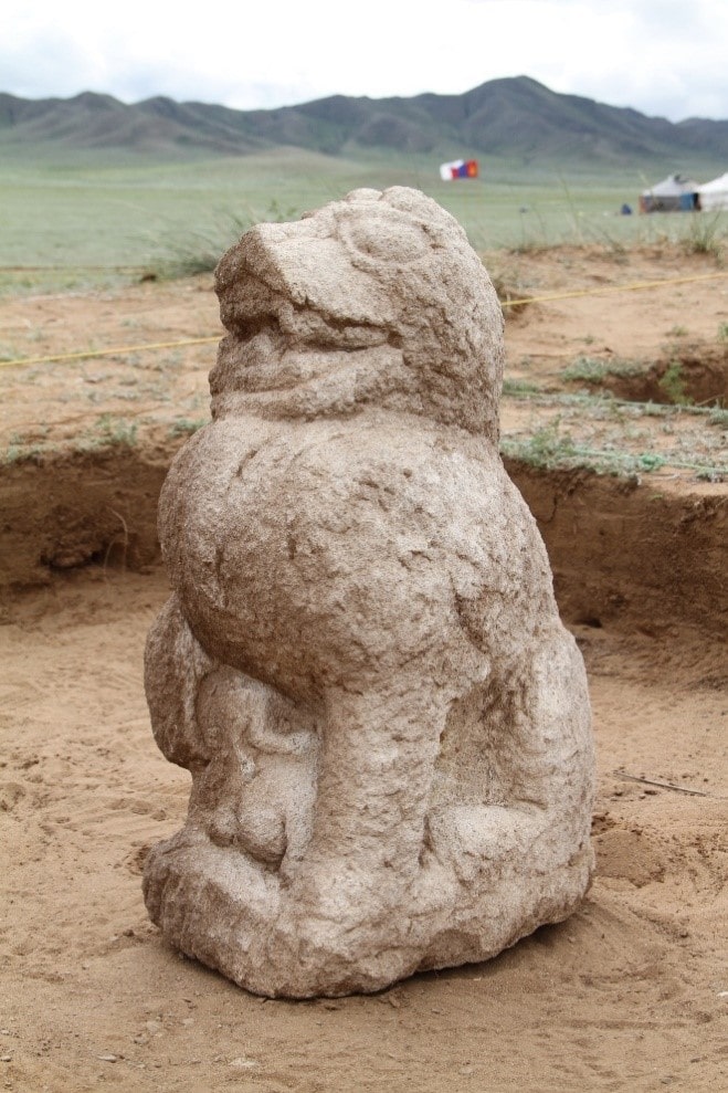 Arkhangai bölgesi Nomgon Ovası'nda bulunan İlteriş Kutlug Kağan dönemi heykel