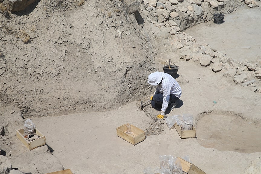 Arslantepe Höyük kazılarında, M. Ö. 3600 yıllarına ait elit evlerin altında kalan diğer yapılara ulaşılması hedefleniyor. Fotoğraf AA