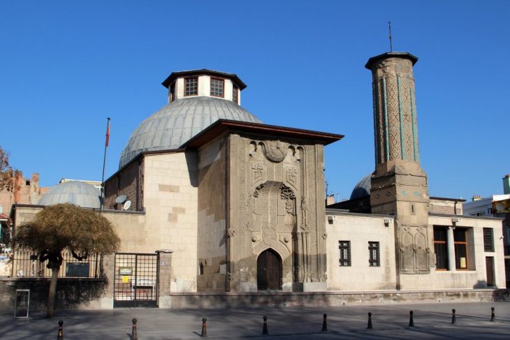 Konya'nın abidevi eseri İnce Minareli Medresesi'nin taç kapısı acil restore edilmeyi bekliyor