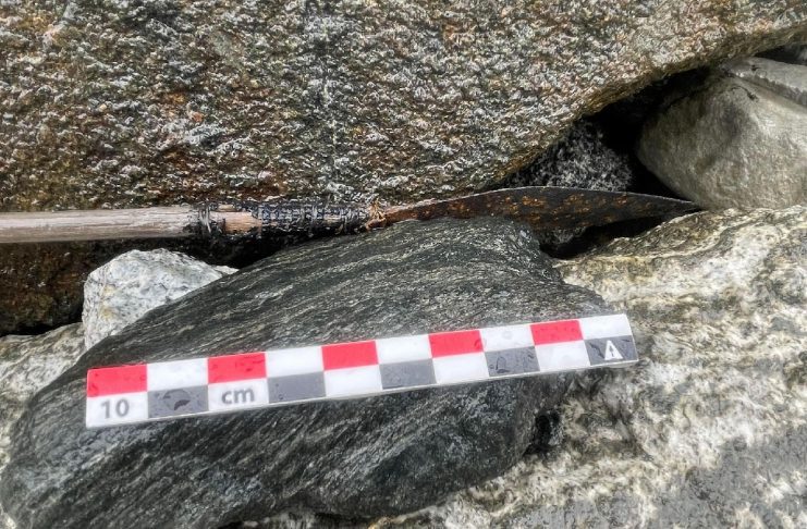 Buzul arkeologları eriyen buzda 1500 yıllık demir uçlu ok buldular