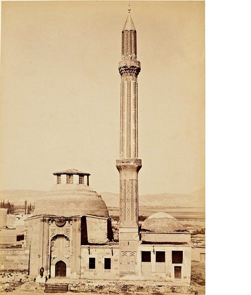 İnce Minareli Medrese'nin minaresi1901 yılında yıldırım düşmesi sonucu birinci şerefesine kadar yıkılmıştır.