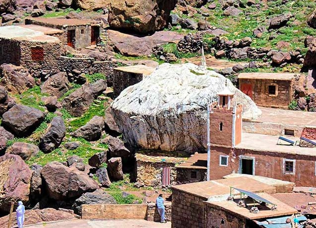 Toubkal Dağı sihirle bağlantılı gizemlerden beslenen cinlerin kralı Şemharuş'un olduğuna inanılan yer