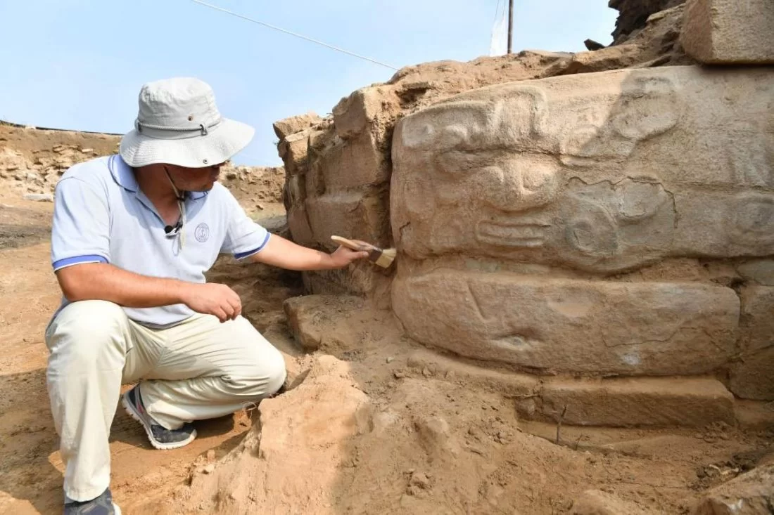 Arkeologlar, 4.300 yıllık bir Çin Piramidi'nde taşa oyulmuş bir kralın portresini ortaya çıkardılar.
