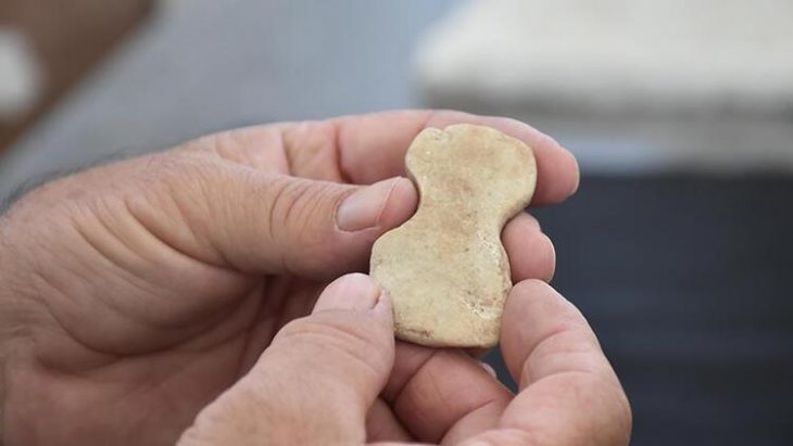 Yeşilova Höyük kazılarında 5 bin yıllık mermer idol bulundu