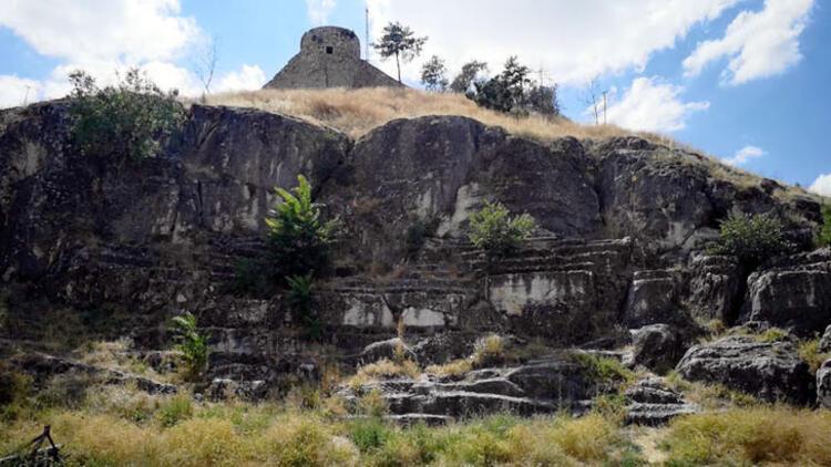 Zile Kalesi'nde kayalara oyularak yapılmış antik tiyatro
