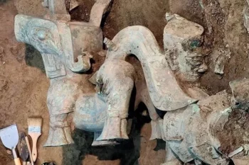 Arkeologlar Sanxingdui kalıntılarının en büyük bronz hayvan heykelini buldular