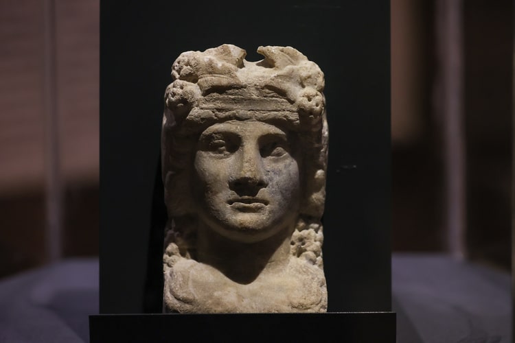 İzmir Arkeoloji Müzesi'nde Şarap Tanrısı Dionysos'a adanan eserler sergileniyor
