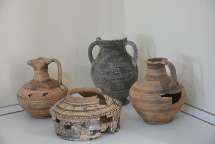 Klazomenai Antik Kenti kazılarında bulunan amfora ve vazolar