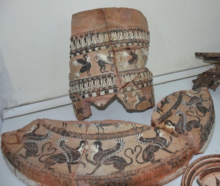 Klazomenai'da 2500 yıllık mitolojik yaratıklar ve araba yarışlarıyla süslenmiş lavabo keşfedildi