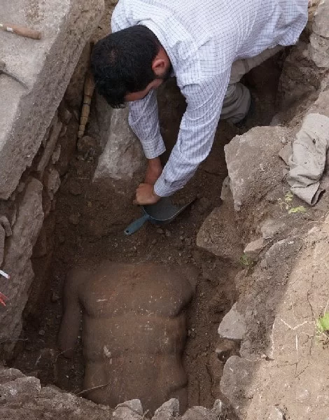 Arkeologlar, heykelin halka açık bir çeşmeyi süslediğine inanıyorlar. Fotoğraf: Yunanistan Kültür ve Spor Bakanlığı