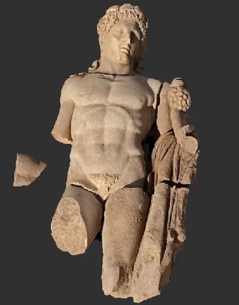 Heykelin sol kolundan bir aslan peltesi asılı duruyor ve antik kahraman Herkül olarak kimliğini kanıtlıyor. Fotoğraf: Yunanistan Kültür ve Spor Bakanlığı