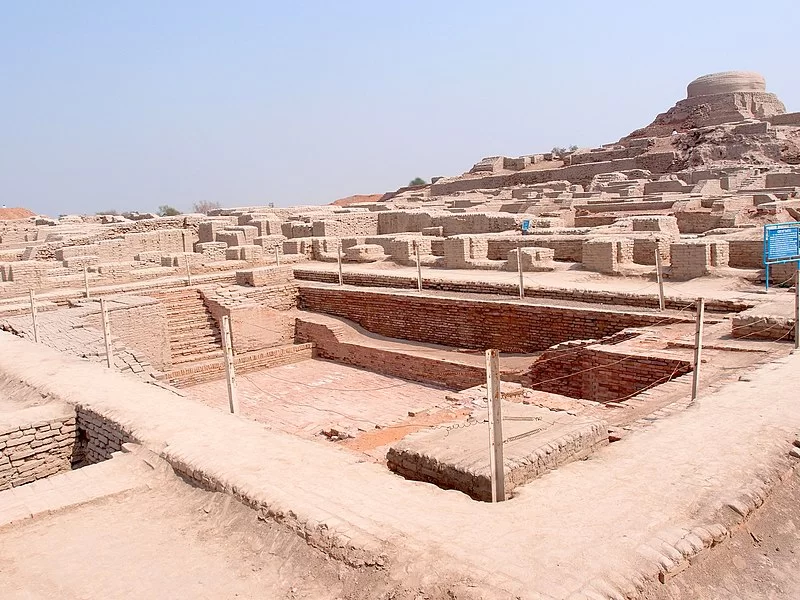 Mohenjo-Daro'nun kazılmış kalıntıları, ön planda Büyük Hamam ve arka planda tahıl ambarı höyüğü. Fotoğraf: Saqib Qayyum