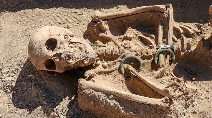 Urartularda takılarıyla gömülmüş kadın iskeleti