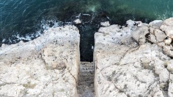 Van Gölü'nde yaşanan su çekilmesi Urartu dönemi limanı gün yüzüne çıkardı