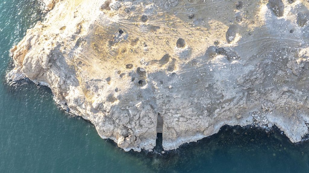 Van Gölü'nde yaşanan su çekilmesi Urartu dönemi limanı gün yüzüne çıkardı