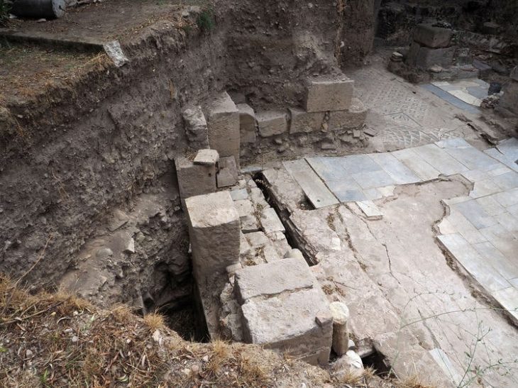 Adramytteion Antik Kenti kazılarında Roma hamamına ait yer altı ısıtma sistemi ortaya çıkarıldı
