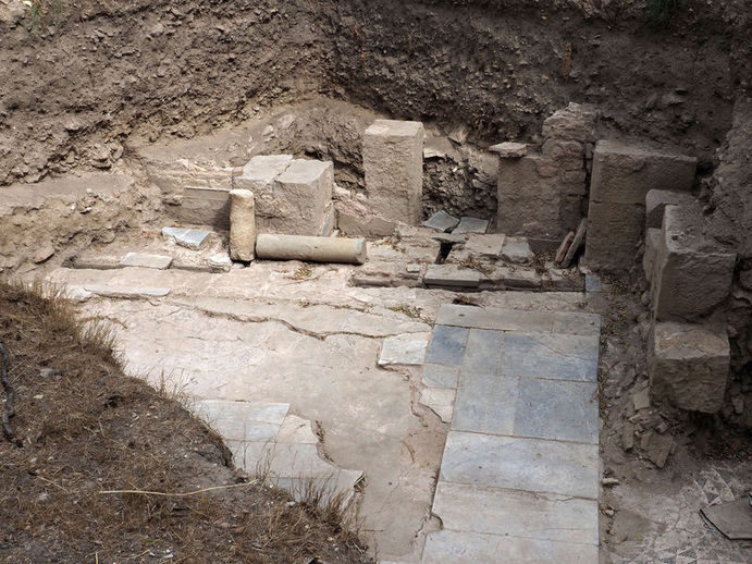 Adramytteion Antik Kenti kazılarında  Roma hamamına ait yer altı ısıtma sistemi ortaya çıkarıldı