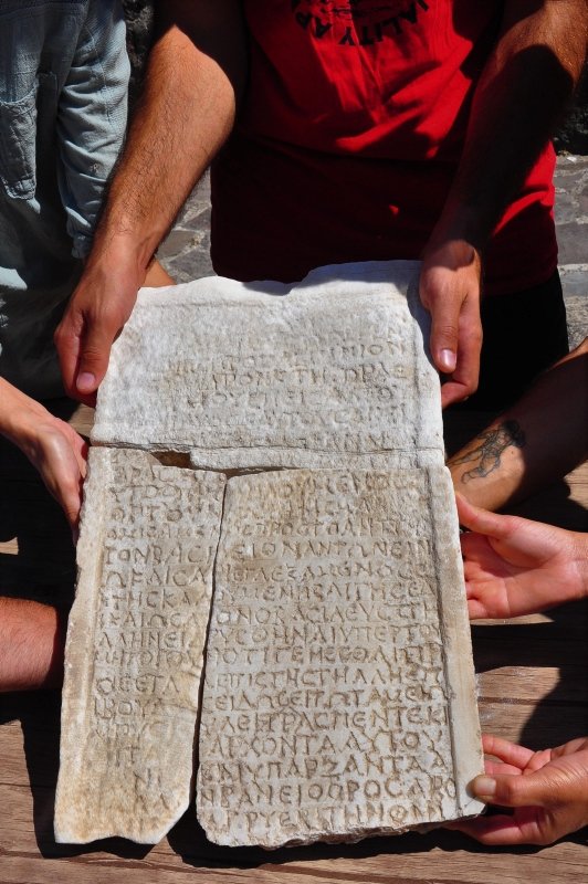 Aigai kazılarında bulunan 1800 yıllık mermer yazıt çözüldü