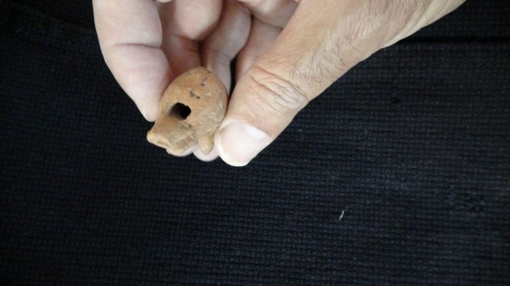 Assos’ta mezar hediyesi 2 bin yıllık düdük keşfedildi