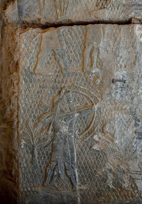 Musul'da Asur dönemi anıtsal kaya oyma kabartması ortaya çıkarıldı