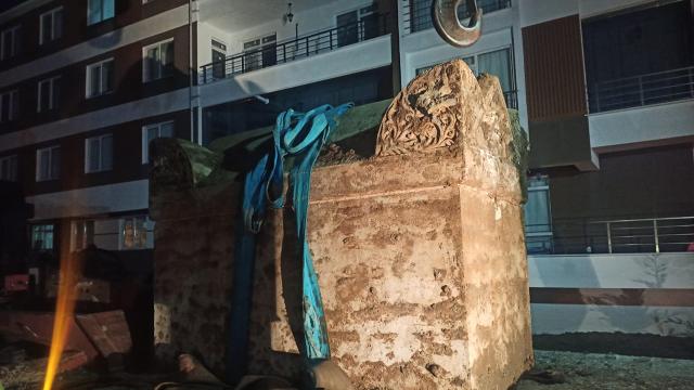 Bahçe duvarı temel kazısında bulunan lahit, vinç yardımı ile bulunduğu yerden çıkarılarak Bolu Müzesi bahçesine taşındı. Fotoğraf DHA